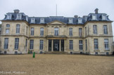 <center>Le château de Champs-sur-Marne. </center>La façade côté cour d'honneur
Typique de l'architecture des hôtels articuliers du XVIIIe siècle, la façade est sobre et harmonieuse. Elle superpose deux niveaux presque égaux et est scandée par trois avant-corps ; ceux des côtés sont les plus saillants et ornés de chaînes d'angle.
