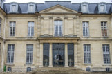 <center>Le château de Champs-sur-Marne. </center>L’avant-corps central, qui a pu inspirer celui du palais de l'Elysée, est surmonté d’un fronton  triangulaire. Il forme un péristyle
 au rez-de-chaussée, avec deux colonnes toscanes  et deux pilastres  aux angles. Au premier étage, quatre pilastres à chapiteaux ioniques encadrent la fenêtre. On distingue 4 niveaux d’ouverture : des soupiraux pour les sous-sols qui abritent les cuisines et les réserves de bois ou de nourriture, de hautes fenêtres rectangulaires au rez-de-chaussée, des fenêtres au sommet en anse de panier au premier étage et les lucarnes de la toiture à la Mansart. Cette architecture classique rappelle celle des hôtels particuliers parisiens comme le second hôtel d’Evreux (actuel palais de l’Elysée)