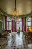 <center>Le château de Champs-sur-Marne. </center>Grand Salon. Il ouvre sur le jardin par trois grandes baies cintrées. L'avant-corps central présente un salon en rotonde sur le jardin qui permet de jouir de vues plus variées tout en ménageant un effet de transparence de la cour jusqu'au parc, disposition dite 