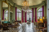 <center>Le château de Champs-sur-Marne. </center>Grand Salon. Les ducs de la Vallière, les Cahen d’Anvers puis plus tard, De Gaulle, utilisent ce salon comme principale pièce de réception, voire, au temps des Cahen d’Anvers, comme salle à manger lors d’occasions spéciales (les noces de leur fille Alice en 1898 ou de leur fils Charles en 1907). On y discute, on y joue après les repas donnés dans la salle à manger. Différents points de discussion sont aménagés dans la pièce et matérialisés par des tapis au sol. Walter Destailleur fait détruire le plafond en mauvais état et reconstitue la peinture originale : une balustrade en trompe-l’œil et un ciel ouvert, invitation à la contemplation de la nature, très présente dans cette « maison à la campagne ».