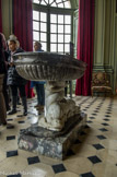 <center>Le château de Champs-sur-Marne. </center>Grand Salon. Au milieu de la pièce est installée une vasque en marbre du XVIIIe siècle en provenance d'Italie. Cette vasque aux deux dauphins est une cuve baptismale provenant d’une chapelle italienne. Elle fut utilisée par les Cahen d’Anvers pour accueillir des plantes vertes ; il faut imaginer cette pièce décorée de plantes et de bouquets de fleurs coupées.