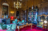<center>Le château de Champs-sur-Marne. </center>Fumoir. Au XVIIIe siècle, cette pièce sert de salle de billard ou de salon de musique selon les propriétaires. Louis Cahen d’Anvers fait repeindre les boiseries en blanc et y installe le billard. À la mort de son père en 1922, Charles emménage au château, il fait passer le billard dans la pièce voisine. Puis il fait décaper les boiseries en 1928 pour faire de cette pièce un fumoir. Les invités fumaient entre amis après dîner. De nombreux hôtes illustres s’y sont d’ailleurs succédés comme Marcel Proust, Albert Ier de Monaco. Une œuvre remarquable est le lustre en bronze d’André-Charles Boulle, connu pour la marqueterie du même nom. Ce lustre représente les 4 âges de la vie et les 4 mascarons représentent les saisons : il n’en existe que trois exemplaires dans le monde dont celui de Champs.