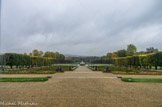 <center>Le château de Champs-sur-Marne. </center>Vue du grand Salon. Le parc marie avec harmonie deux styles de jardins réputés antagonistes : l'un régulier , « à la française », l’autre, irrégulier, 