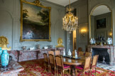 <center>Le château de Champs-sur-Marne. </center>Salle à manger destinée à ce seul usage. Avant le milieu du XVIIIe siècle, le repas était pris dans la chambre ou l’antichambre. On disait d’ailleurs « dresser la table » pour installer une table pour les repas. La salle à manger de Champs-sur-Marne est parfois considérée comme une des premières destinées à cet usage en France ; en fait, d’autres apparaissent plus tôt comme à l’hôtel de Sully en 1620-1630 ou à Vaux-le-Vicomte dès 1660 mais cette pièce de 1708 en possède toutes les caractéristiques.
