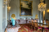<center>Le château de Champs-sur-Marne. </center>Salle à manger destinée à ce seul usage. Dès l’origine, la décoration est sobre. La pièce est orientée au nord pour conserver la fraîcheur. Le sol carrelé en facilite le nettoyage. Sur le mur du fond, deux fontaines dorées du XVIIIe siècle permettent de rafraîchir les bouteilles et d’acheminer l’eau qui provient d’un réservoir situé derrière le mur et qui s’écoule par la bouche d’un dieu marin.