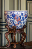 <center>Le château de Champs-sur-Marne. </center>Grand Salon. Cache-pot blanc décoré de poissons bleus et rouges.