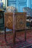 <center>Le château de Champs-sur-Marne. </center>Grand Salon. Cette petite table à liqueur ou table d’en-cas présente une histoire singulière : d’époque Louis XV, ce petit meuble était dans les collections royales du château de Marly-le-Roi et fut à l’usage du Comte de Provence, futur Louis XVIII. Mais cette table était au XVIIIe siècle une chaise d’affaires : il faut l’imaginer avec les pieds plus courts et une lunette à l’intérieur. Elle fut transformée au XIXe siècle pour accueillir des liqueurs et autres alcools. Mais les Cahen d’Anvers n’en savaient rien.