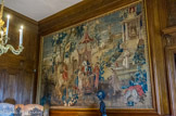 <center>Le château de Champs-sur-Marne. </center>Fumoir. Charles a fait poser une tapisserie de Beauvais du XVIIIe siècle, issue d’une tenture de 9 tapisseries à l’origine représentant l’empereur de Chine Kangxi (1661-1722), contemporain de Louis XIV. Ici, on voit l’empereur sur son palanquin se rendant au temple. Sur les marches, un Jésuite, le père Adam Schall von Bell, l’attend avec une sphère armillaire dans les mains car les Jésuites s’appuyaient sur l’astronomie pour convertir les Chinois.