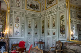 <center>Le château de Champs-sur-Marne. </center>Salon Chinois. Le second duc de la Vallière rénove cette pièce vers 1748. Il commande alors à Christophe Huet (1700-1759), célèbre peintre animalier, un décor exotique (le terme de « chinoiseries » apparaissant au XIXe siècle). On vient dans cette maison de plaisance pour s’amuser, danser, écouter de la musique, profiter des plaisirs de la nature et badiner. Toutefois, ces représentations naïves sont fantaisistes, comme le montre la chasse à l’autruche, animal méconnu en Chine ou encore les représentations physiques des Chinois, plus ou moins hasardeuses (chapeau chinois, natte tressée). À l’angle de la pièce, une table triangulaire supporte une boîte à grillons, mode chinoise pour accéder à la vie éternelle.