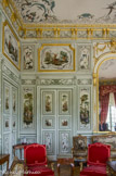 <center>Le château de Champs-sur-Marne. </center>Salon Chinois, sièges Louis XV. Sur le panneau supérieur, à gauche du miroir proche du fumoir, on assiste à un jeu de cabrioles et de cerceaux alors que les panneaux inférieurs évoquent musique et danse (Bacchus dansant, musiciens). Christophe Huet, peintre animalier, s’est aussi attaché à représenter de nombreux animaux (chiens et oiseaux exotiques) dans les panneaux inférieurs ou ceux encadrant les dessus de porte.