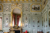 <center>Le château de Champs-sur-Marne. </center>Salon Chinois. La chasse est  représentée sur les panneaux à droite de la cheminée (chasse à l’autruche mais aussi chasse au faucon, chasse de petit gibier avec chien).