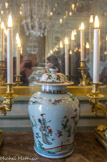 <center>Le château de Champs-sur-Marne. </center>Salon Chinois. Sur la cheminée, des motifs décoratifs en porcelaine de Meissen ornent la pendule et les candélabres qui l’entourent.