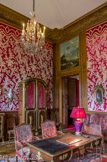 <center>Le château de Champs-sur-Marne. </center>Le Salon Rouge. Des chaises cannées et des fauteuils à la reine de velours rouge. Le reste du mobilier est d'époque Régence.