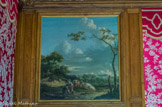 <center>Le château de Champs-sur-Marne. </center>Le Salon Rouge. Les dessus de portes et les peintures sont des huiles sur toile de la fin du XVIIIe siècle, inspirées de toiles hollandaises qui représentent des paysages et des scènes champêtres.