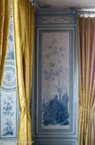 <center>Le château de Champs-sur-Marne. </center>Le cabinet en camaïeu. On peut y voir des Chinois et des Chinoises s’adonner aux plaisirs champêtres (art de fumer, art d’agencer les bouquets, art de pêcher...)