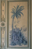 <center>Le château de Champs-sur-Marne. </center>Le cabinet en camaïeu. On peut y voir des Chinois et des Chinoises s’adonner aux plaisirs champêtres (art de fumer, art d’agencer les bouquets, art de pêcher...)