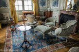 <center>Le château de Champs-sur-Marne. </center>Le cabinet en camaïeu. Au XIXe siècle, ce décor démodé est recouvert de blanc par Jacques-Maurice Grosjean et sert de chambre à coucher pour Ernest Santerre. Son fils Sébastien décide de la redécorer et se serait aperçu des décors de Christophe Huet. 
Destailleur restaure les peintures de Huet. La peau de bête est une peau de panthère des neiges (once) vivant dans les vallées isolées des montagnes d’Asie centrale. Très à la mode à la Belle époque, elle rappelle que les Cahen d’Anvers aimaient beaucoup la chasse. Louise Cahen d’Anvers utilisait cette pièce comme cabinet de toilette. Charles transforme cette pièce en cabinet d’étude tout en gardant le mobilier bleu et blanc de sa mère (des sièges d’époque Louis XV dont quatre chaises en cabriolet estampillés Lebat, un fauteuil estampillé Chenevat et une duchesse brisée).
