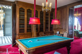 <center>Le château de Champs-sur-Marne. </center>La bibliothèque-billard prolonge la décoration du fumoir. Le billard français de 1906 en chêne est présenté avec ses accessoires.