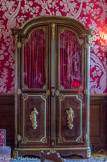 <center>Le château de Champs-sur-Marne. </center>Le Salon Rouge. Deux pièces exceptionnelles sont les deux grandes armoires du XVIIIe siècle, décorées de personnages, allégories des quatre saisons.