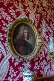 <center>Le château de Champs-sur-Marne. </center>Le Salon Rouge. En 1927, Charles choisit d’y présenter une de ses acquisitions, le portrait d’homme au pastel par Joseph Vivien (1657-1734).