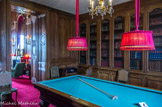 <center>Le château de Champs-sur-Marne. </center>La bibliothèque-billard. Au XVIIIe siècle, cette pièce est un dégagement et une antichambre. Dans les années 1870, Ernest Santerre réunit ces pièces pour en faire une bibliothèque 
Bibliothèque qui garda le même usage pour Louise. En 1928, Charles Cahen d’Anvers y installe le billard et fait décaper les boiseries blanches, afin de créer une unité avec le fumoir et son bureau.