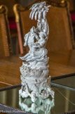 <center>Le château de Champs-sur-Marne. </center>Salle à manger destinée à ce seul usage. Dessus de table. . Les groupes sculptés posés sur la table sont des porcelaines représentant des couples badinant sous un palmier issus de la manufacture italienne de Capodimonte au début du XIXe siècle.