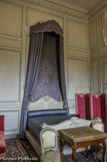 <center>Le château de Champs-sur-Marne. </center>Actuelle chambre d'amis, à l'origine, celle de Gilbert Cahen d'Anvers. Cette pièce n’a pas encore été restaurée et garde sa peinture des années 1960. Jusqu’en 1716, elle fut utilisée comme chambre à coucher par les premiers propriétaires des lieux, Paul Poisson de Bourvallais et son épouse puis comme salon d’assemblée pour recevoir dans une pièce plus petite que le grand salon. Au début du XXe siècle, cette chambre fut occupée par le fils aîné de Charles, Gilbert Cahen d’Anvers à partir de sa majorité. Les décors ont beaucoup évolué au gré des propriétaires
