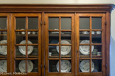 <center>Le château de Champs-sur-Marne. </center>Dans le couloir des offices. Le buffet abrite une vaisselle en porcelaine de Chantilly, datée du XVIIIe siècle.