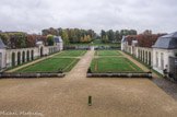 <center>Le château de Champs-sur-Marne. </center>L'architecte Walter-André Destailleur, à la fin du XIXe siècle, a conservé les deux pavillons d'entrée couverts d'un comble brisé à la Mansart et a édifié de part et d'autre de la cour d'honneur deux murs percés de dix arcades (murs renard) et comportant en leur centre une porte surmontée d'un fronton triangulaire, qui dissimulent à gauche la cour des écuries, édifiée à la même époque, et à droite la ferme et le pigeonnier circulaire du XVIIe siècle.