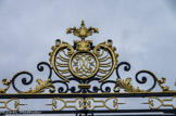 <center>Le château de Champs-sur-Marne. </center>La grille de ferronnerie est couronnée du monogramme LC pour Louis Cahen d'Anvers.