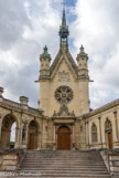 <center>Le château de Chantilly. </center> La chapelle Saint-Louis a été conçue par Honoré Daumet de façon à pouvoir abriter les éléments provenant de la chapelle du château d'Écouen. Au fronton, deux anges soutiennent les armoiries des Condé.