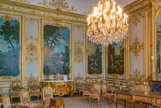 <center>Le château de Chantilly. </center> La chambre de M. le Prince. Cette pièce marquait l’entrée des grands appartements du prince de Condé, avec son décor de lambris blanc et or, elle est caractéristique du début du style rocaille. Les boiseries ont été exécutées par l’architecte Jean Aubert vers 1720 pour Louis-Henri de Bourbon, 7ème prince de Condé (1692-1740), ministre du roi Louis XV. Le mobilier d’origine a malheureusement été dispersé à la Révolution et la chambre de M. le Prince a ainsi perdu son lit à baldaquin.