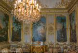 <center>Le château de Chantilly. </center> La chambre de M. le Prince. Les  peintures  décoratives  représentant  des  animaux  exotiques  dans  un  décor  de pagodes orientales sont des œuvres de Christophe Huet(1700-1759).  Elles  illustrent  ce goût,  qui  émerge au  XVIIIesiècle,  pour  les  pays  lointains  et  la  faune  exotique. Ces peintures pourraient évoquer des animaux de la ménagerie de Chantilly, située autrefois dans de vastes bâtiments au-delà du Grand Canal.