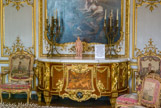<center>Le château de Chantilly. </center> La chambre de M. le Prince. A la  place  du  lit  disparu  se trouve la commode de Riesener provenant de la chambre du roi Louis XVI à Versailles. Les bronzes figurant Hercule avec sa massue, Mars avec son bouclier et sa lance, la Prudence et la Tempérance, constituent un programme de bon gouvernement pour le jeune roi Louis XVI qui venait de succéder à son grand-père Louis XV.