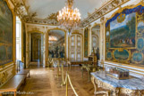 <center>Le château de Chantilly. </center> La Galerie des batailles. Prévues pour orner cette galerie créée par l’architecte Jules Hardouin-Mansart, les toiles furent commandées, en début d’année 1686, au peintre Sauveur Le Conte (1659-1694), élève, collaborateur, puis successeur aux Gobelins d’Adam François Van der Meulen, spécialiste des scènes d’action militaire et des représentations panoramiques. Disparu en 1686, le Grand Condé ne put voir l’achèvement des travaux. Réalisées aux Gobelins, les peintures furent réceptionnées par son fils, le prince Henri-Jules, entre 1688 et 1693.