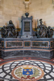 <center>Le château de Chantilly. </center> La chapelle Saint-Louis. Au fond du chœur de la chapelle, est installée la chapelle des cœurs des Condé.