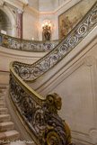 <center>Le château de Chantilly. </center> Le grand escalier d'honneur. La magnifique rampe est due aux frères Moreau et date de 1892. C'est la copie exacte de celui du Palais Royal, résidence parisienne des Orléans.