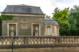 <center>Le château de Chantilly. </center> La Maison de Sylvie. Cette maison est construite au fond du parc du même nom en 1604 par Henri Ier de Montmorency. Ce bâtiment accueille en 1623 le poète Théophile de Viau, condamné au bûcher, protégé par Henri II de Montmorency. Sa femme Marie-Félicie des Ursins vient régulièrement le visiter et c'est lui qui la surnomme Sylvie. Ce nom reste attaché au bâtiment et à cette partie du parc. Il est reconstruit par Henri Jules de Bourbon-Condé, le fils du Grand Condé et à nouveau transformé par le duc d'Aumale vers 1880-1895, qui y adjoint une rotonde polygonale.