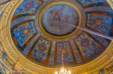 <center>Maisons Laffite.</center> Cabinet des miroirs. Coupole décorée par Michel Corneille. La calotte ornée de panneaux de grotesques enserre une sorte d'oculus central feignant dans un goût italien une percée vers un ciel où volent quatre putti, un autre étant appuyé à une balustrade qui fait le lien entre les deux espaces.
Michel Corneille déploie sur le dôme alternativement deux modèles de bas-reliefs feints de lapis-lazuli sur fond d'or autour de médaillons, encadrés par des bordures de marbre rouge et noir, et séparé par des fins candélabres d'outremer évoquant des bordures de tapisserie.