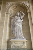 <center>Maisons Laffite.</center> La salle à manger du Comte d'Artois. Les parois sont ornées de quatre niches  dont les sculptures illustrent les fruits de la terre : Céres (le blé) par Houdon,