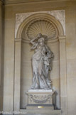 <center>Maisons Laffite.</center> La salle à manger du Comte d'Artois. Erigone (les raisins) par Clodion,