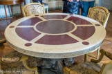 <center>Maisons Laffite.</center> Ancien appartement de la Renommée au XVIIème. Salon de jeux fin XVIIIème. Au centre, un guéridon tripode de style Louis XV. Quatre fauteuils en bois doré recouvert de tapisserie.