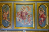 <center>Maisons Laffite.</center> Cabinet Longueil. Dans les panneaux latéraux, deux putti tenant, l'un, trois roses rouges et trois roses blanches, armoiries des Longueil ; l'autre, une couronne de fleurs et d'épis mêlés, armoiries des Boulenc. Ces décors peints sont attribués à Michel Corneille, élève de Simon Vouet dont il a épousé la nièce. Michel Corneille (1603-1664) fut parmi les fondateurs de l'Académie créée en 1648.