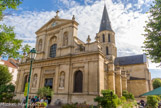 <center> l'église Saint-Pierre-Saint-Paul. </center> La façade de l’église date de 1633 et est de Jacques Lemercier, l'architecte de Richelieu, et ressemble beaucoup à celle de la chapelle de La Sorbonne, qu’il a également réalisée. Les statues de la façade du sculpteur Sarrazin, disparues à la Révolution, ont été remplacées lors de la restauration de 1990 par des statues modernes : les apôtres Pierre et Paul par Louis Lepicard, ainsi que des anges par Jean-Loup Bouvier. Sur la façade, on peut voir, au-dessus de la baie, les armes de Richelieu.