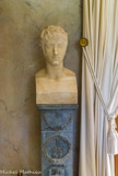 <center>Le château de Malmaison. </center> Le hall d'entrée. Buste de Louis Bonaparte.