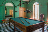 <center>Le château de Malmaison. </center> La salle de billard. L’état actuel remonte aux réfections exécutées en 1812 par l’architecte Louis-Martin Berthault Les couleurs d’origine, vert sur les murs et terre d’Egypte avec filets couleur amarante sur les portes, ont été dégagées, puis restaurées dans leur état d’origine en 1994-1995. Billard, porte-queues, queues et deux tableaux de marques, provenant du château de Bussy-Rabutin (Bourgogne), Mathurin-Louis Cosson, vers 1810-1815. Grand vase en porphyre, autrefois placé au centre de la fontaine devant la serre chaude du parc de Malmaison.