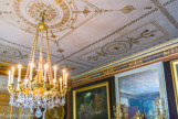 <center>Le château de Malmaison. </center> Salon de compagnie. Après le divorce, l’Impératrice demanda à Berthault un décor plus riant composé de panneaux blancs et or sur lesquels se détachaient des médaillons exécutés en 1810-1811 par le jeune peintre Delécluze. Le salon ayant été fortement endommagé pendant la guerre de 1870, il ne subsiste plus aujourd'hui de ce second état que le plafond, la corniche, les portes et quatre médaillons sur six. Lustre du boudoir de l’impératrice Joséphine à Saint- Cloud, attribué à Galle, vers 1802.