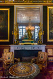 <center>Le château de Malmaison. </center> Salon de compagnie. La cheminée, cadeau de Pie VII à Bonaparte en 1802, a perdu ses incrustations de pierres dures et de mosaïques pendant la guerre de 1870.