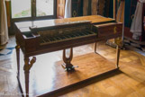 <center>Le château de Malmaison. </center> Salon de musique. Pianoforte de la reine Hortense, Erard, 1812.