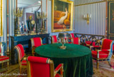 <center>Le château de Malmaison. </center> Salle du Conseil. Table de conseil (restitution moderne). Quatre fauteuils et six chaises en bois doré du premier ameublement de Saint-Cloud, Jacob Frères, vers 1802. Cet ensemble figurait déjà ici sous Napoléon III. Quatre tabourets en X (sur dix à l'origine), deux provenant et deux autres du même modèle le chambre de parade du palais de l’Elysée, Jacob Frères et Jacob-Desmatter. Tapis de la chambre de Joséphine à Saint-Cloud, manufacture de Tournai, vers 1802. Flambeau couvert en bronze doré, début  XIXe.